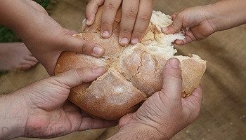 تعبیر خواب نان گرفتن از دست دیگران