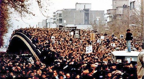 چه عاملی باعث گسترش شور انقلابی مردم شد؟